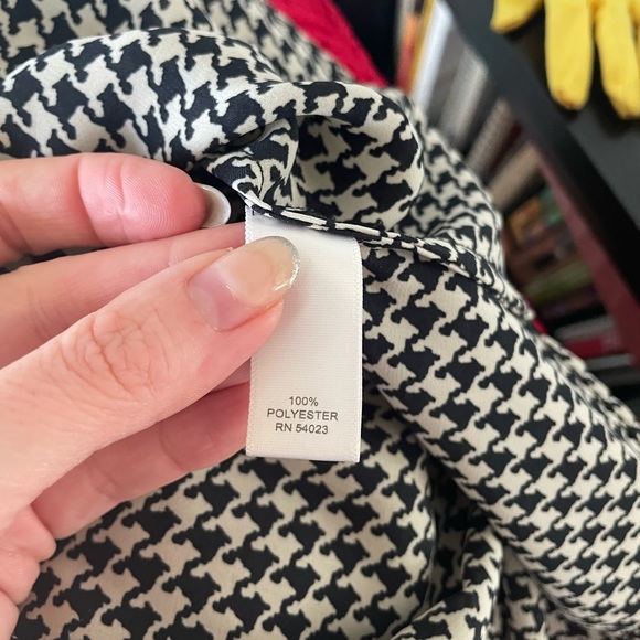 Banana Republic Size XS Petite Houndstooth Sleeveless Blouse - Picture 4 of 5